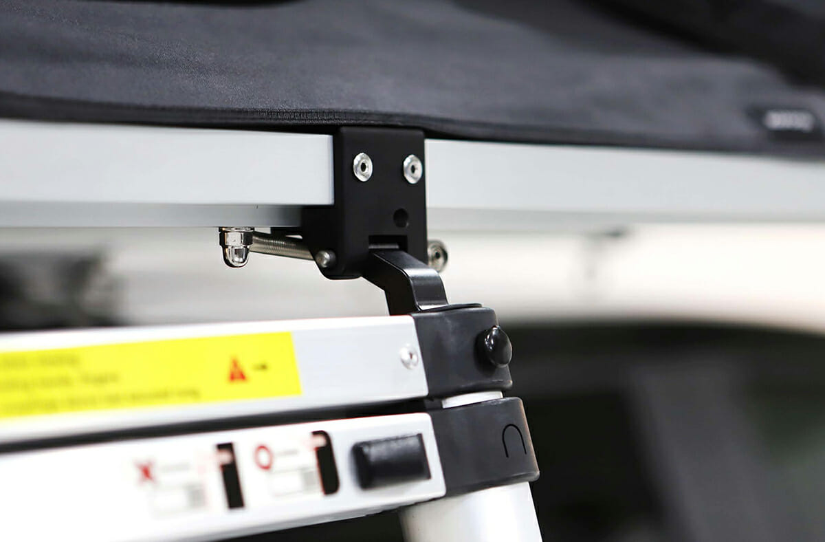 Verwijderbare ladder. De ladder kan voor meer flexibiliteit in de daktent of in de auto worden vervoerd, ideaal bij beperkte daklast van de auto om gewicht te besparen.