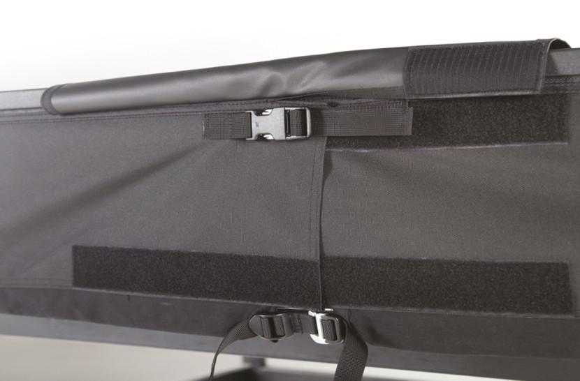 Gepatenteerde sluiting. Het speciale mechanisme maakt het mogelijk om het afdekzeil in een paar eenvoudige stappen te openen en te verwijderen zonder het uit de tent te halen.