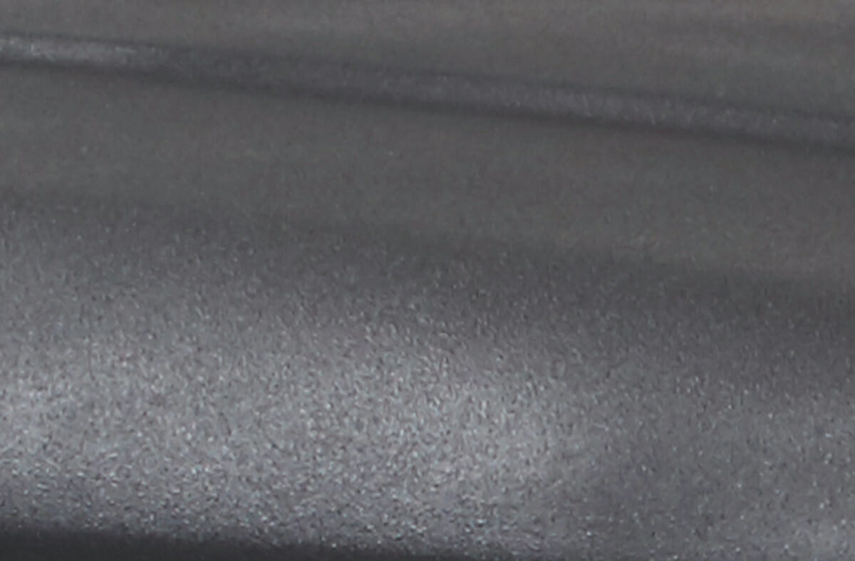 Rocky Black glasvezel. Het deksel van de X-Cover bestaat standaard uit glasvezel en is voorzien van de populaire Rocky Black "Linex" structuurcoating.