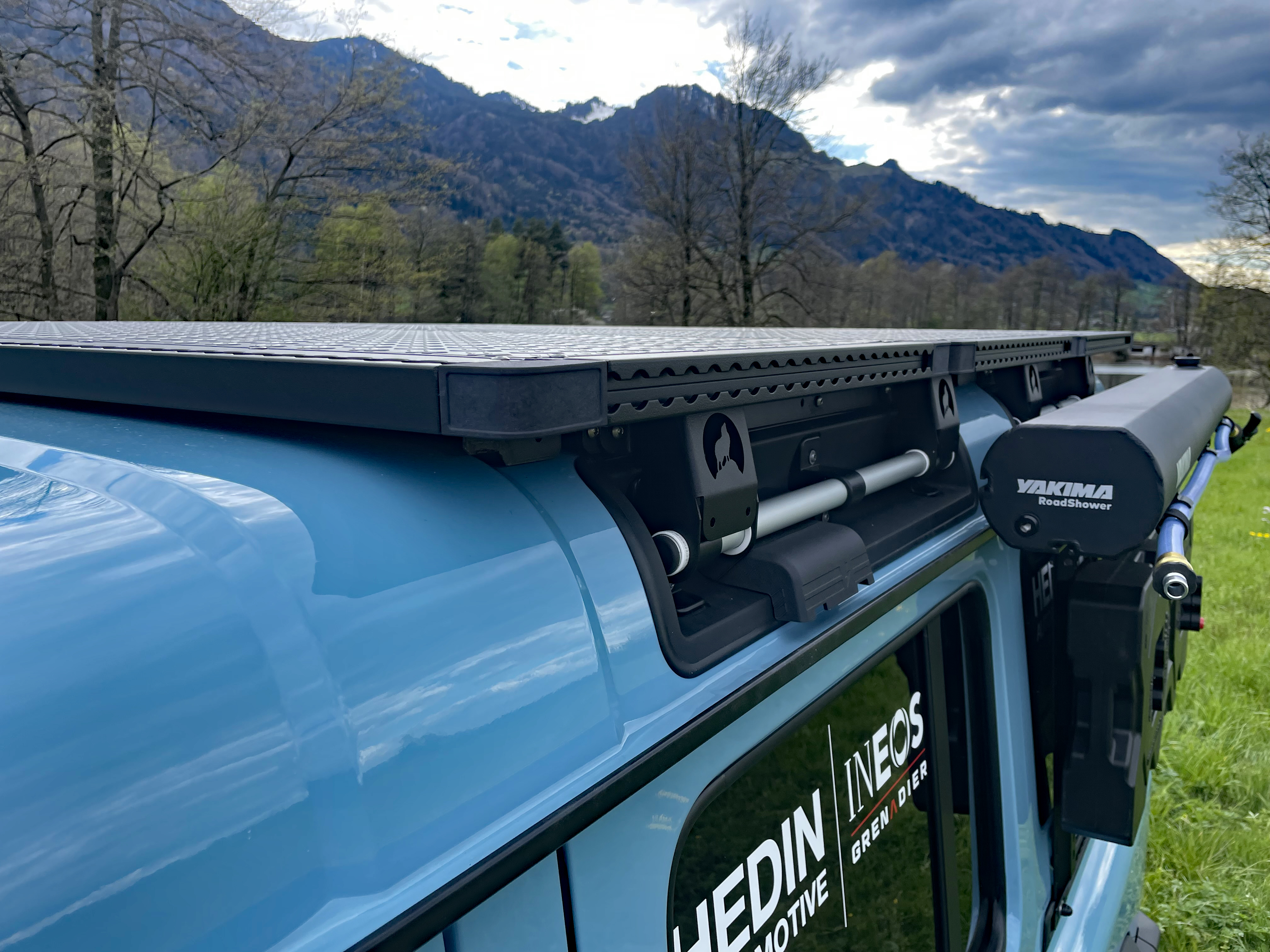 Close-up van dakdrager voor daktenten op terreinwagen