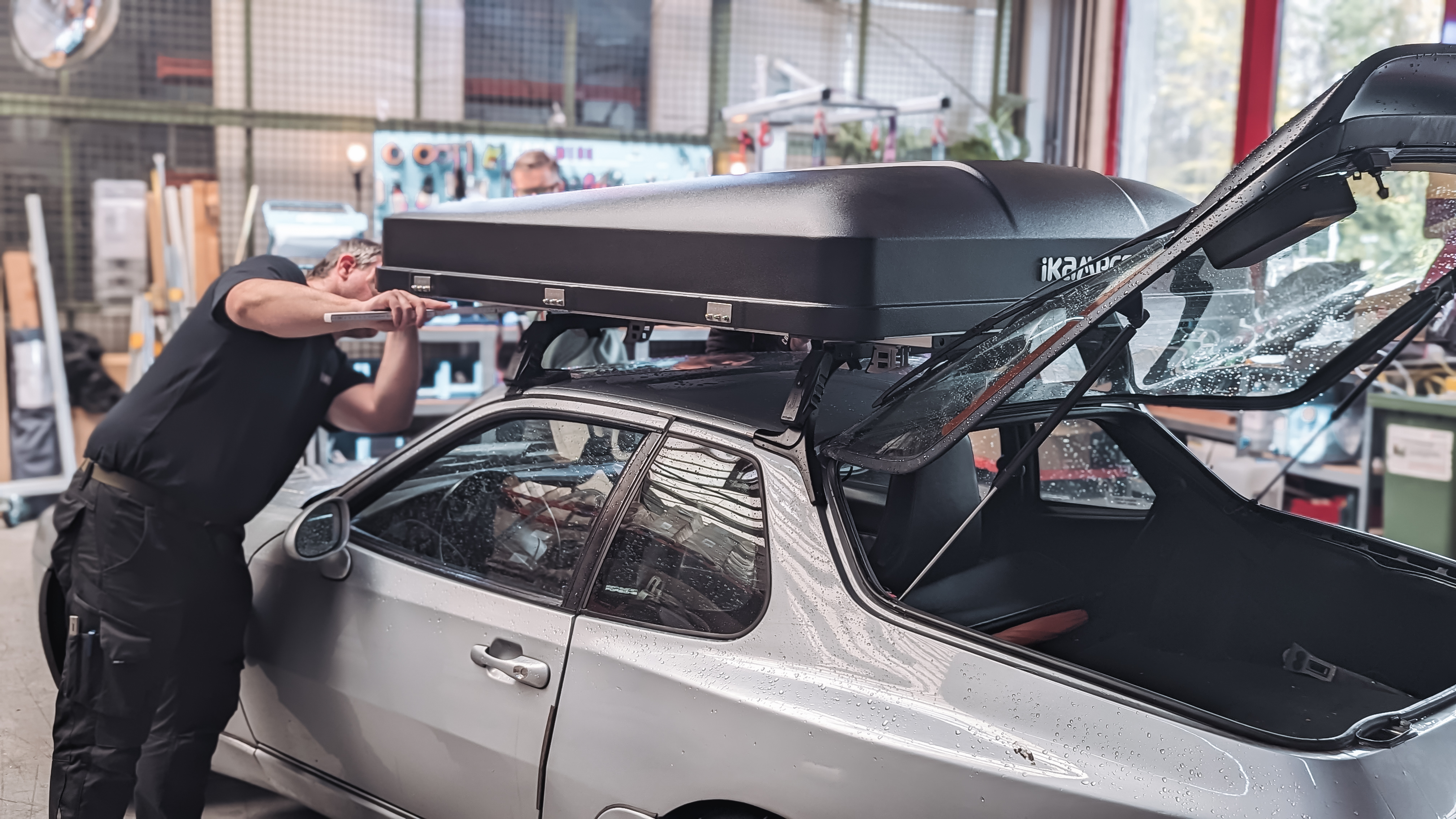 Man meet een gemonteerde daktent op