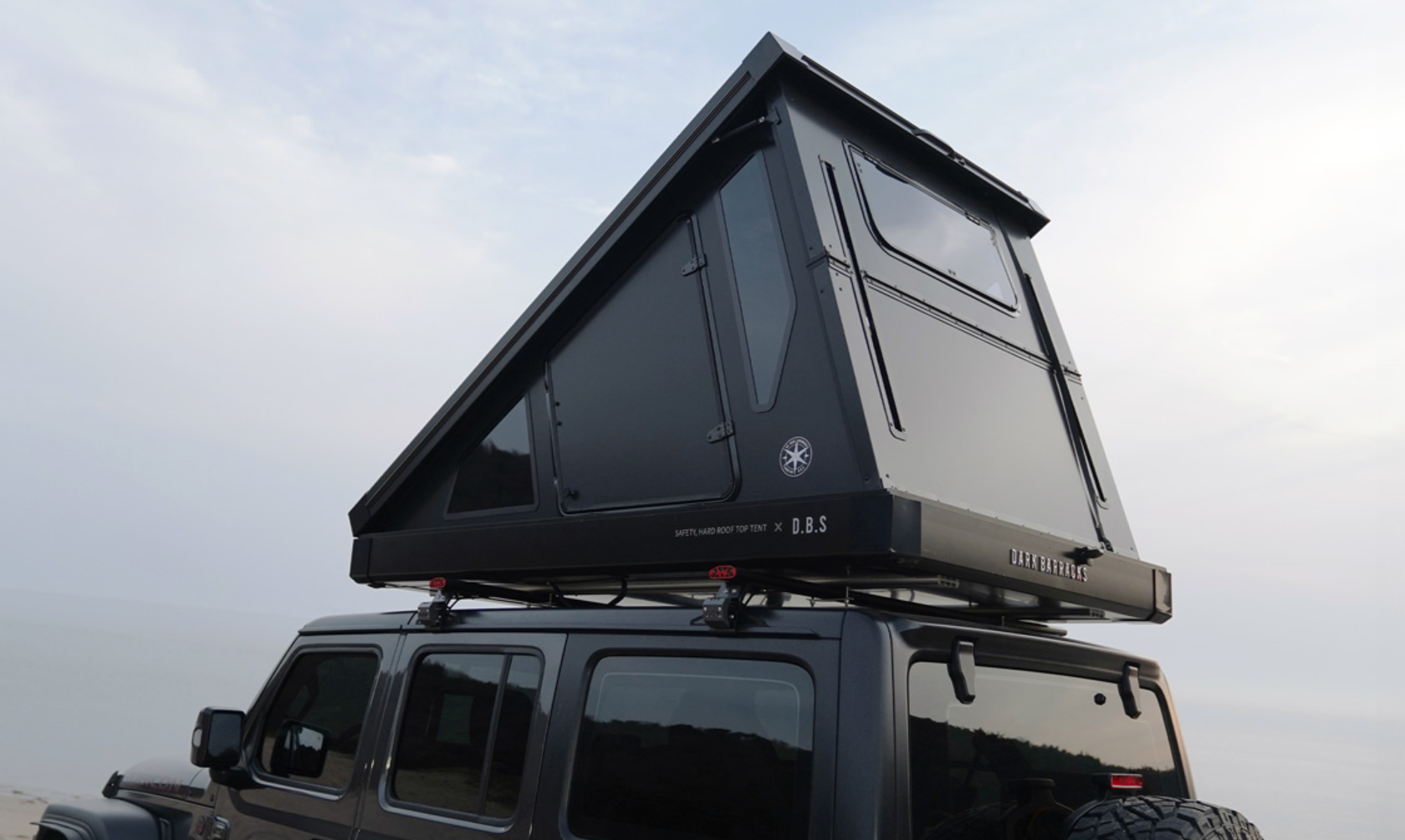 Nieuwe harde schaal daktent voor 3 personen van Dark Barracks