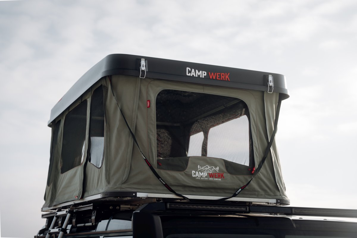Close-up van een opgezette CAMPWERK hardshell daktent