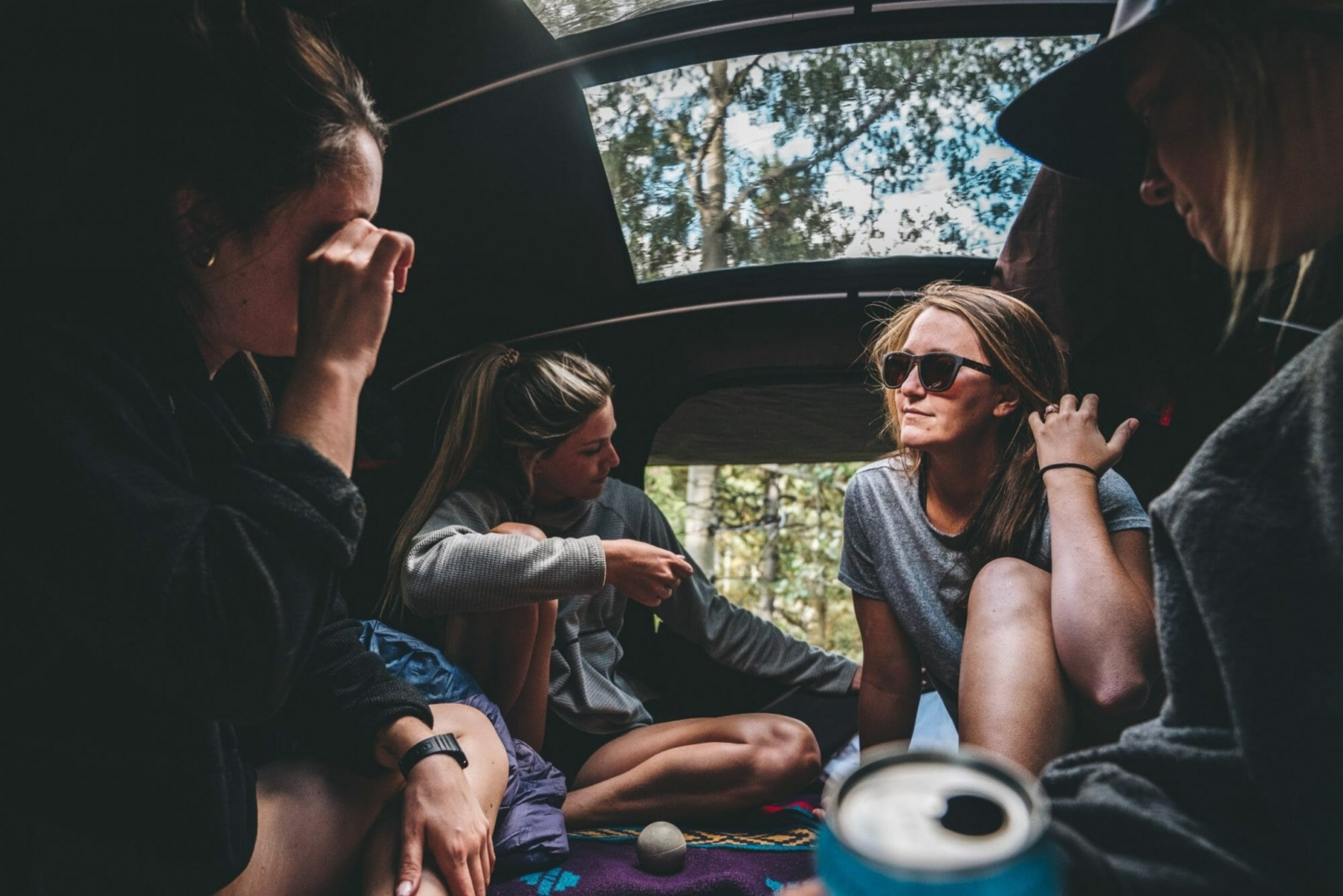 Vriendinnen praten in hun daktent op een camping