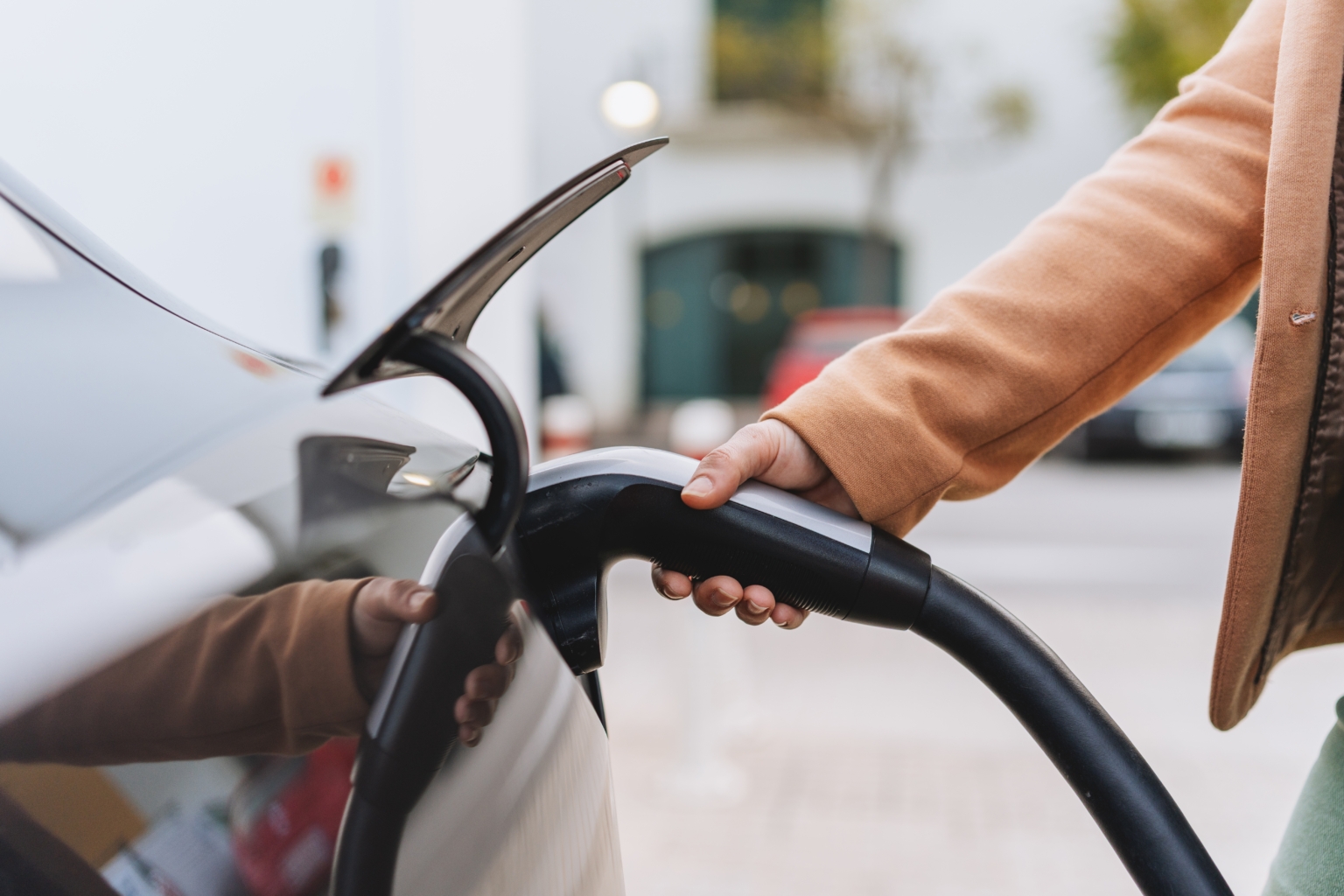 Een man laadt zijn Tesla Model 3 op voor een kampeertrip