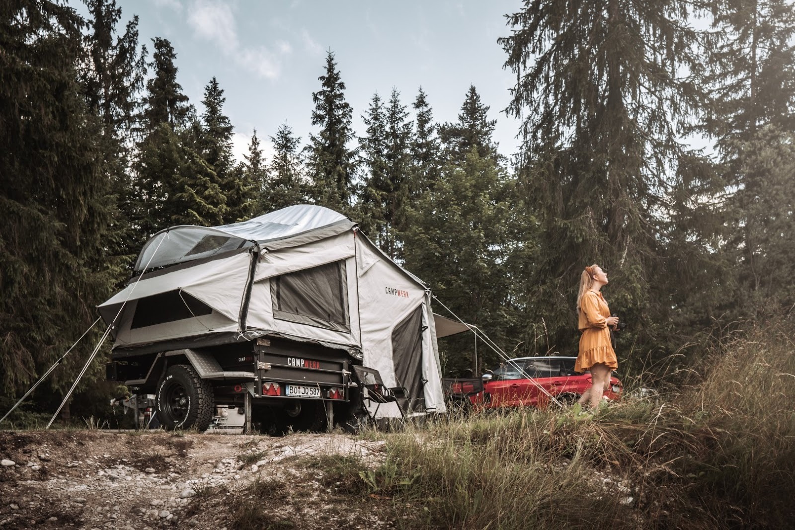 Tenttrailer met opgezette daktent