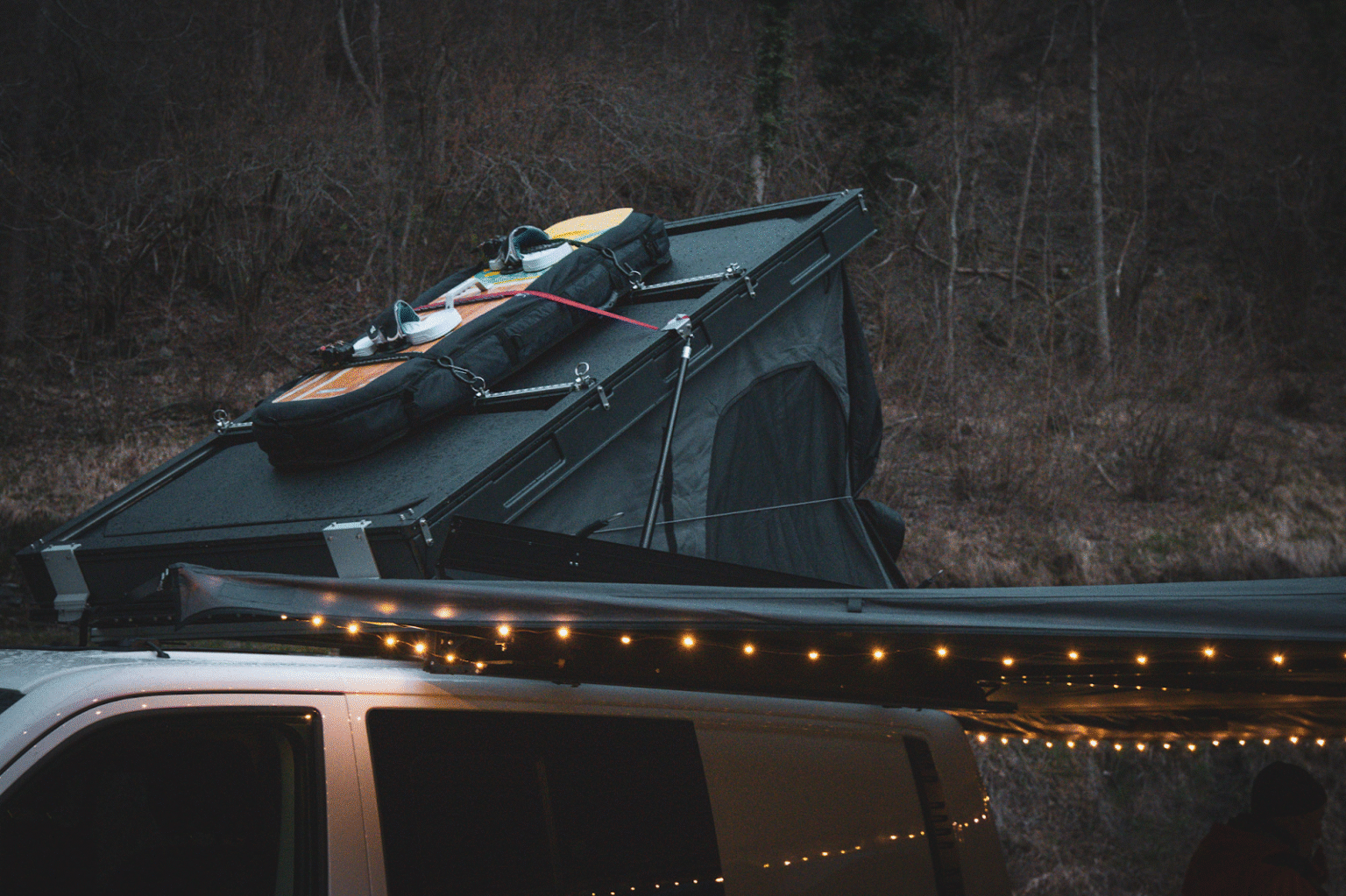 Mercedes Vito met opgebouwde daktent en outdoor-uitrusting