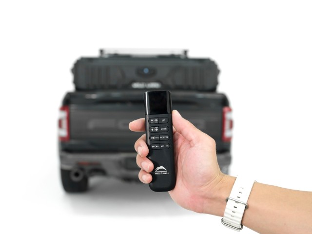 Bediening via radio. Omhoog en omlaag gaan volautomatisch via de afstandsbediening.